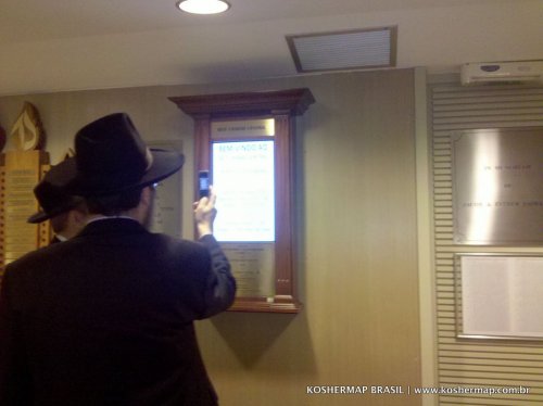 Beit Chabad Central adere a tecnologia com novo display informativo digital
