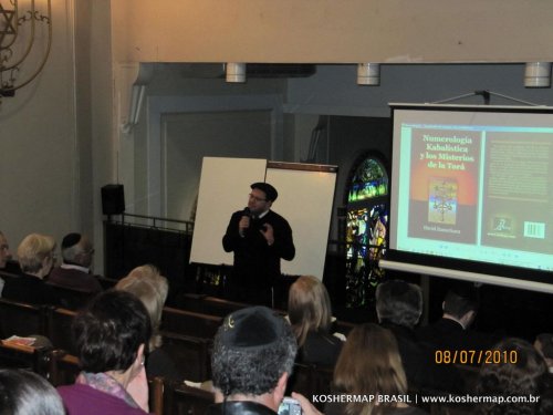 Dezenas de pessoas participam de palestra de brasileiro na Argentina sobre numerologia Judaica