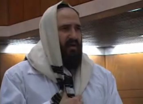 Vídeo de Kol Nidrei simulado pelo Chazan Laufer do Beit Lubavitch Rio de Janeiro